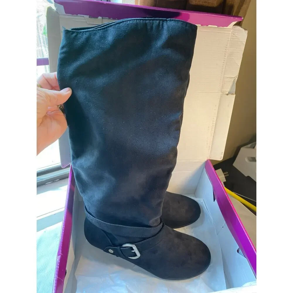 Women’s boats size 8 medium black suede